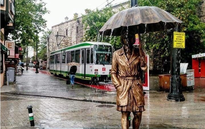Şemsiyeli Kız