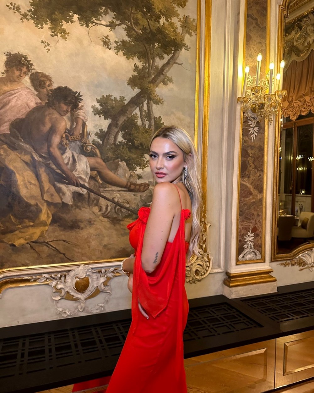 81. Venedik Film Festivali'nde Hadise ve Kerem Bürsin'in Parlak Anları