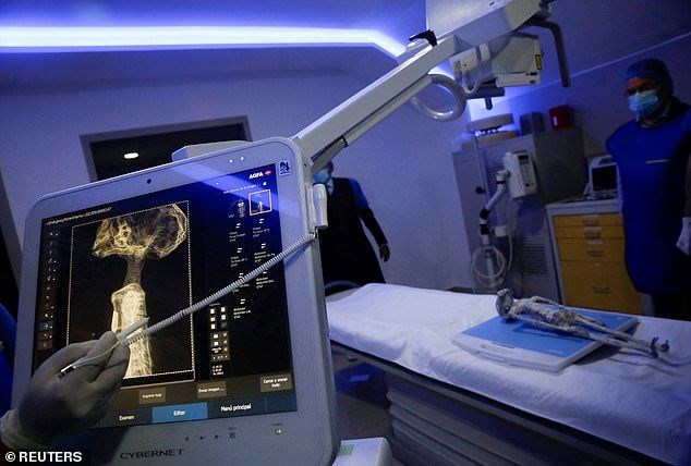 Peru'da Bulunan Uzaylı Mumya ve Metal Parça Keşfi
