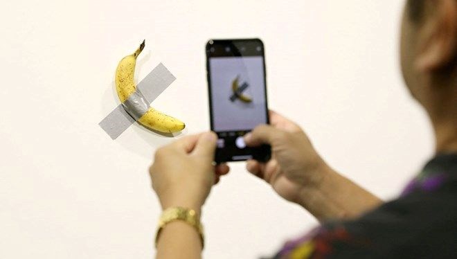 Maurizio Cattelan'ın 'Komedyen' Eseri 6,2 Milyon Dolara Satıldı