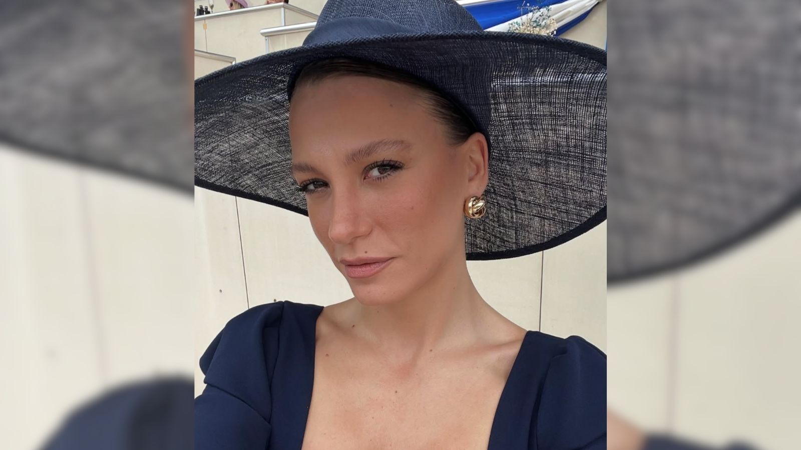 Serenay Sarıkaya Kendisini Eve Kapattı
