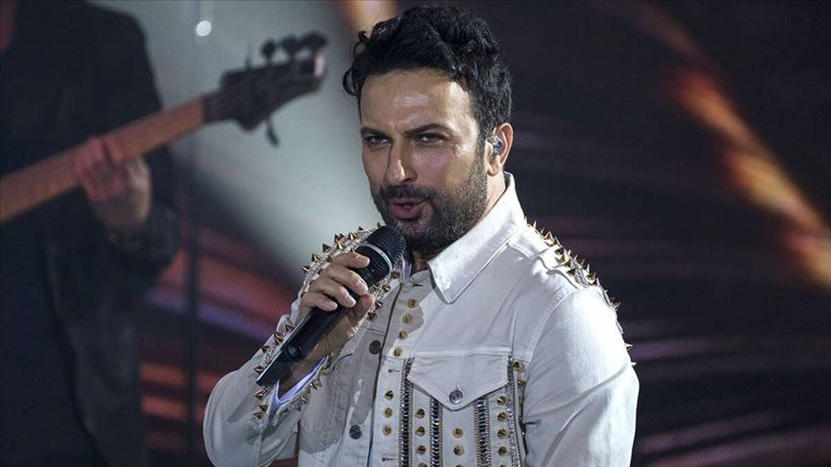 Tarkan’dan duygu yüklü konser!
