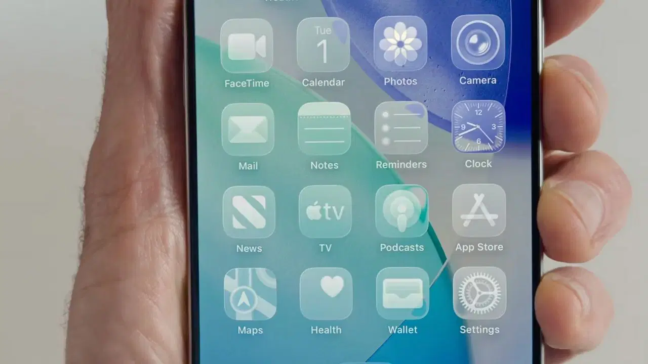 Apple, eleştirilen iOS 26’nın tasarımını güncelledi