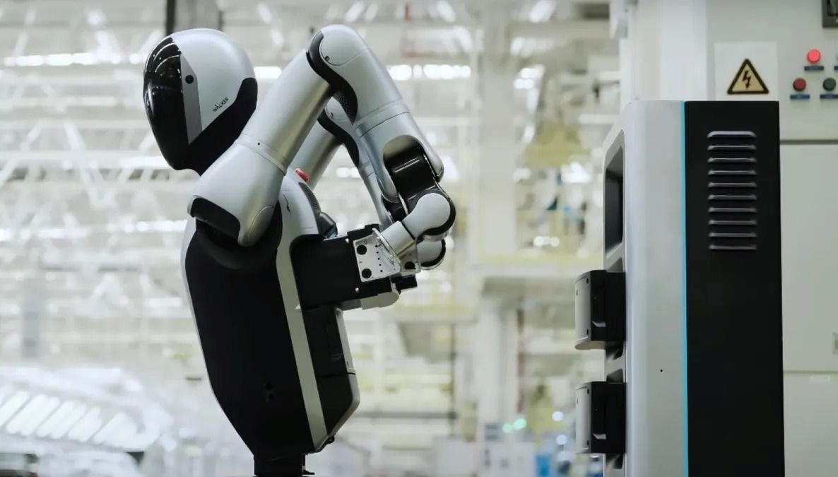 İnsansı robot kendi bataryasını değiştirirken görüntülendi