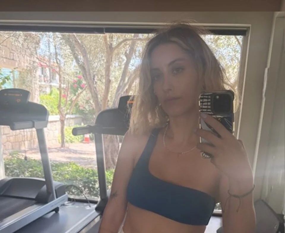 Hazal Kaya’dan spor salonundan paylaşım