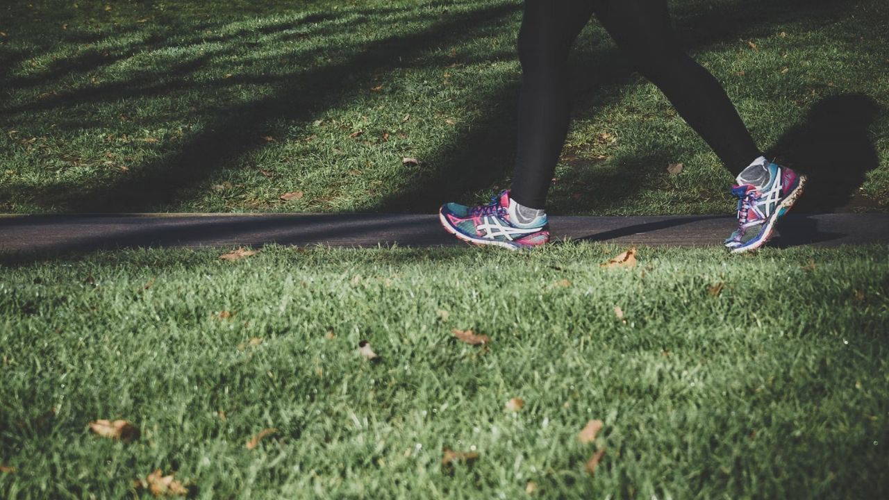 Günde 15 dakikalık yürüyüş kalbe iyi geliyor