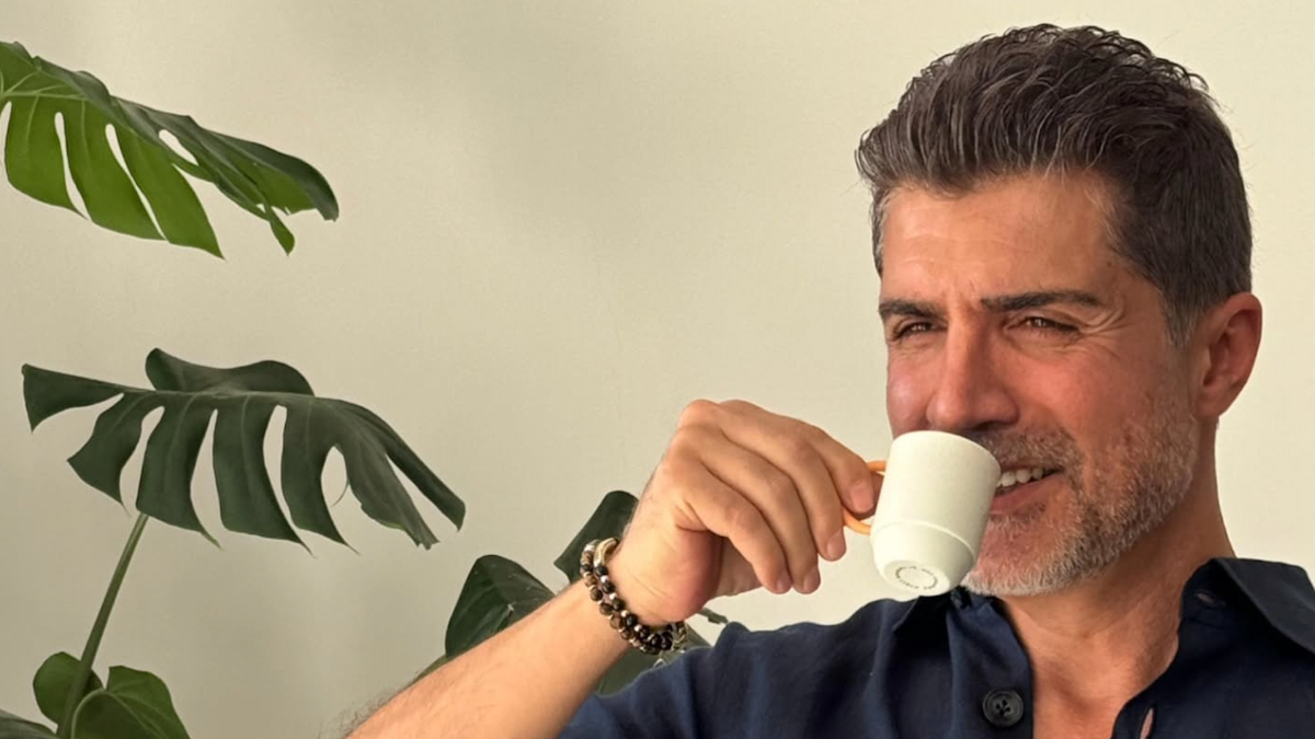 Özcan Deniz eski imajına geri döndü