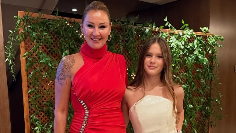 Pınar Altuğ’un kızı annesinin boyuna yetişti