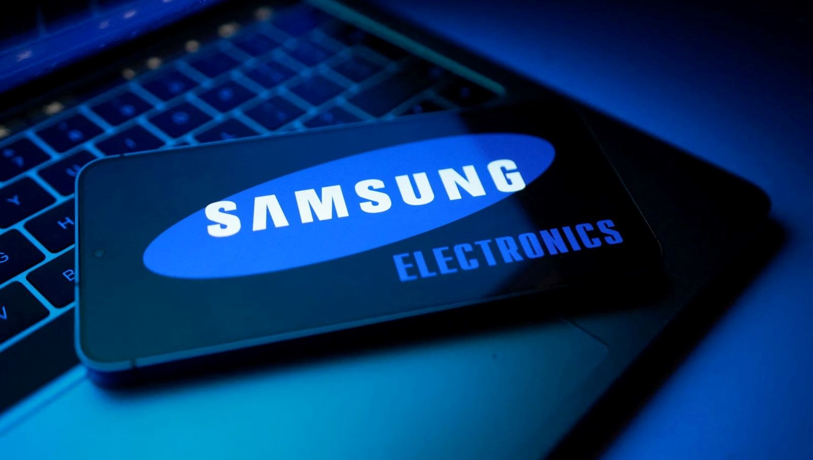 Samsung’dan üçe katlanır telefon