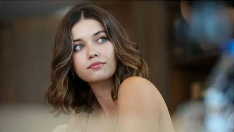 Yüz maskesiyle poz verdi