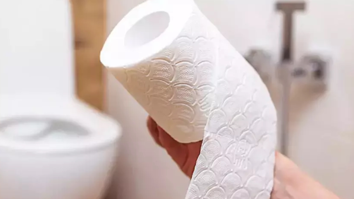 Tuvalet kapağını tuvalet kağıdıyla silen yandı