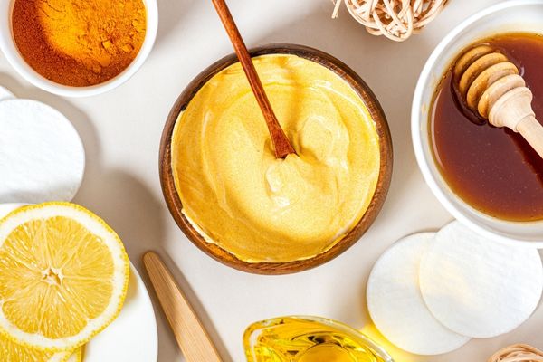 Zerdeçal ve bal maskesiyle aknelere son!