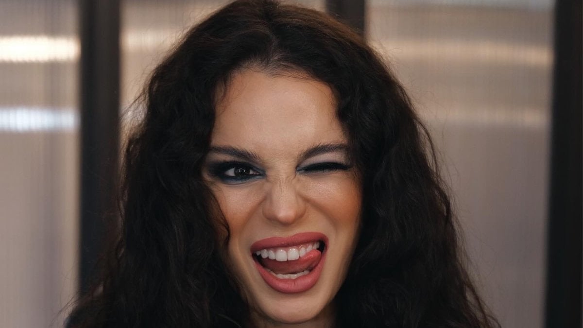 Aslı Bekiroğlu’nun kafasına kapı düştü