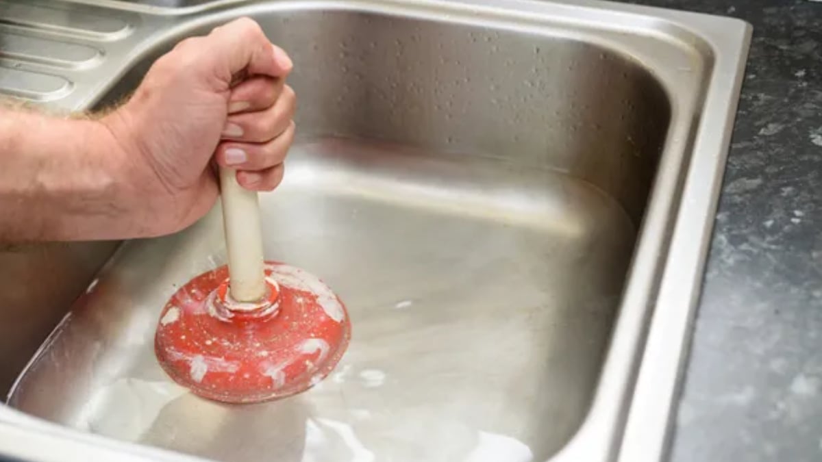 Bir Bardakla Gideri Açıyor