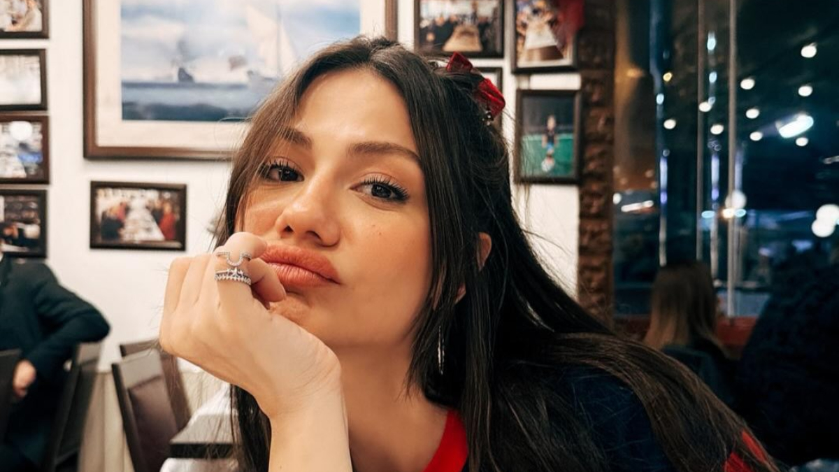Demet Özdemir’den ayna pozu!