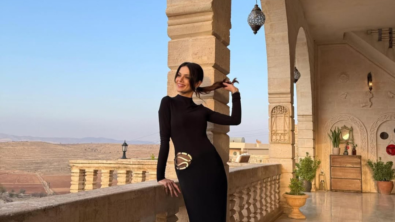 Sinem Ünsal siyah elbisesiyle büyüledi