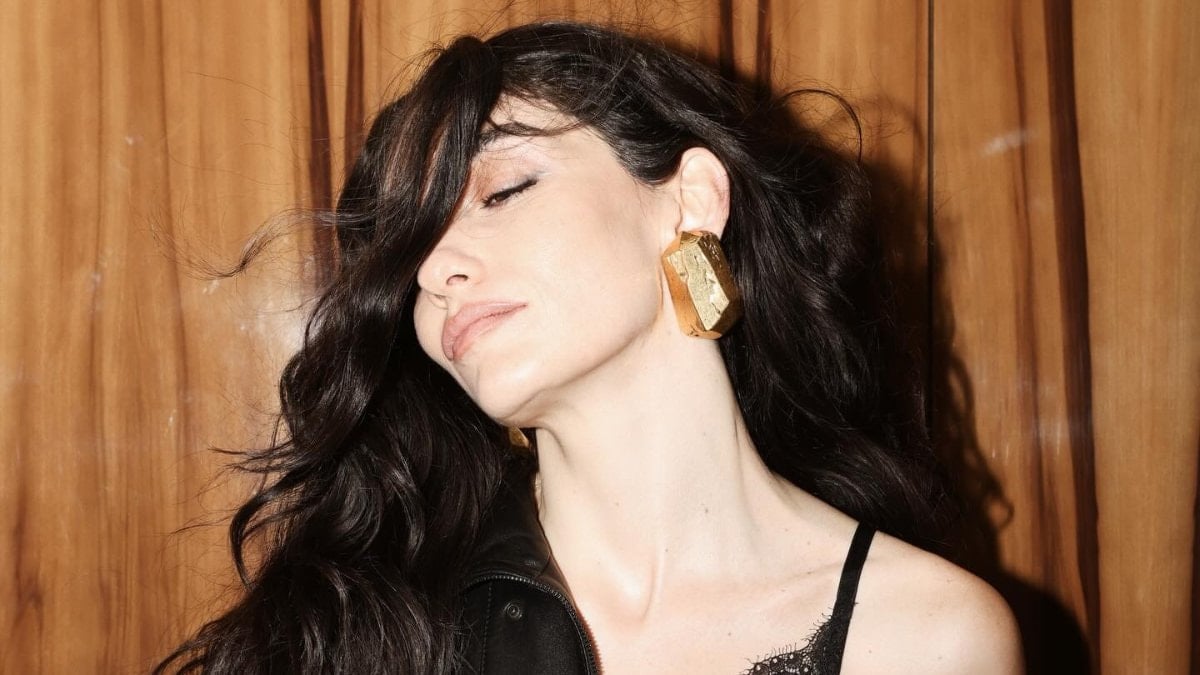 Hazar Ergüçlü’den minili pozlar