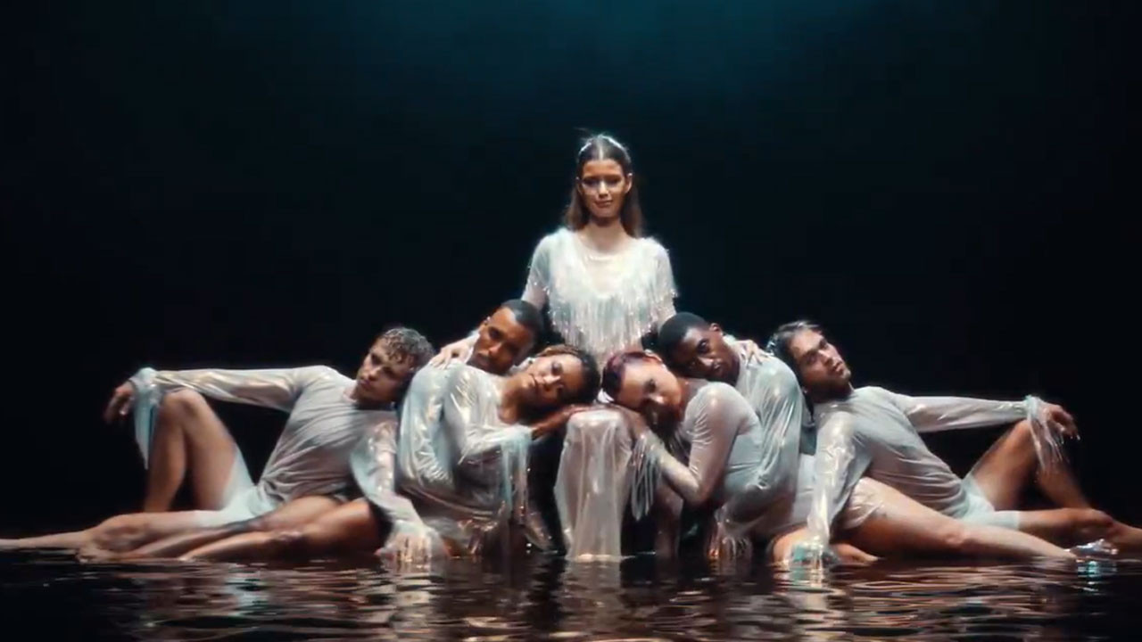 Beren Saat’ten sürpriz hamle