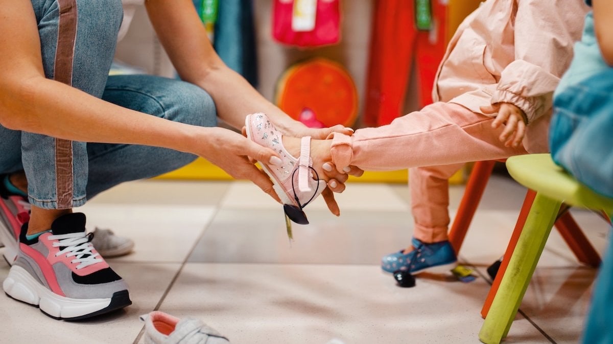 Dar ayakkabı çocuk ayak gelişimini olumsuz etkiliyor