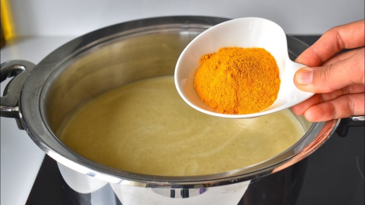 Kaşığın ucuyla ekleyin, mercimek çorbasına renk verin…