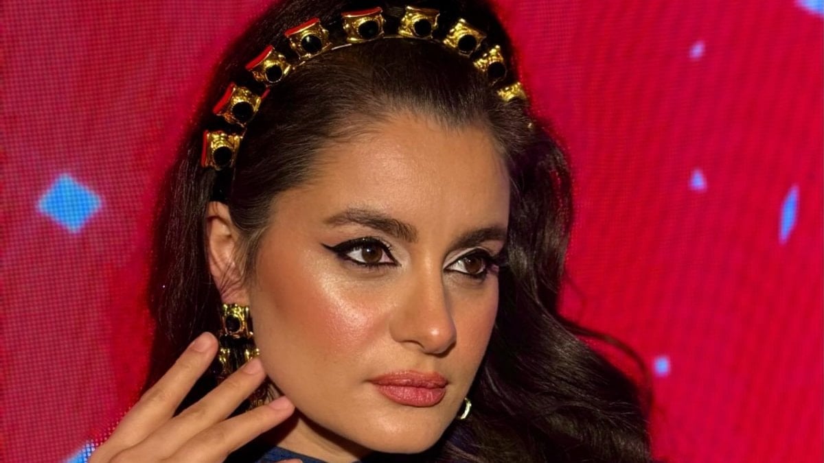 Atiye eteğiyle dikkat çekti!