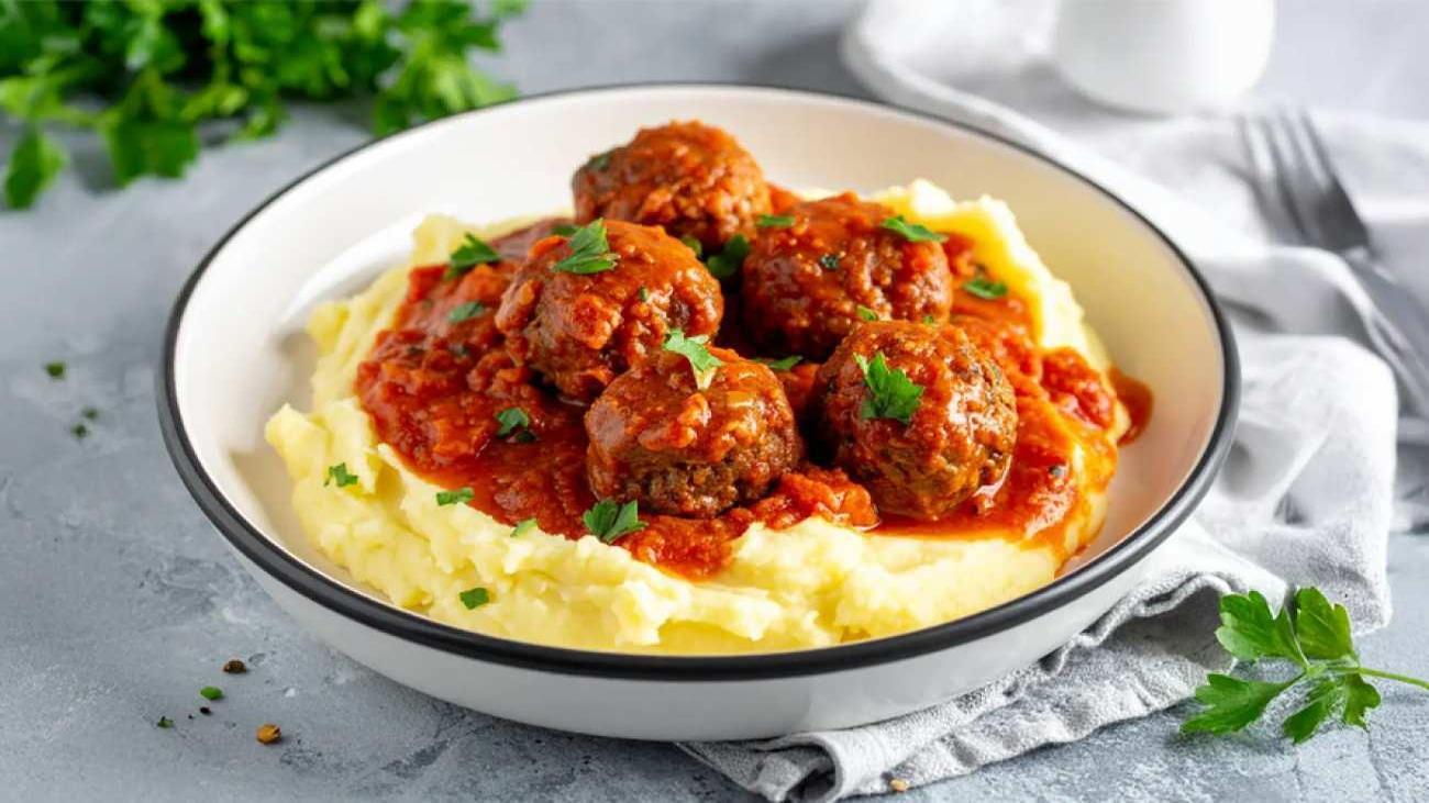 Patates püresi yatağında soslu köfte tarifi