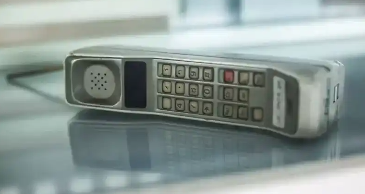 Dünyanın ilk cep telefonu şekil değiştirerek piyasaya geri döndü