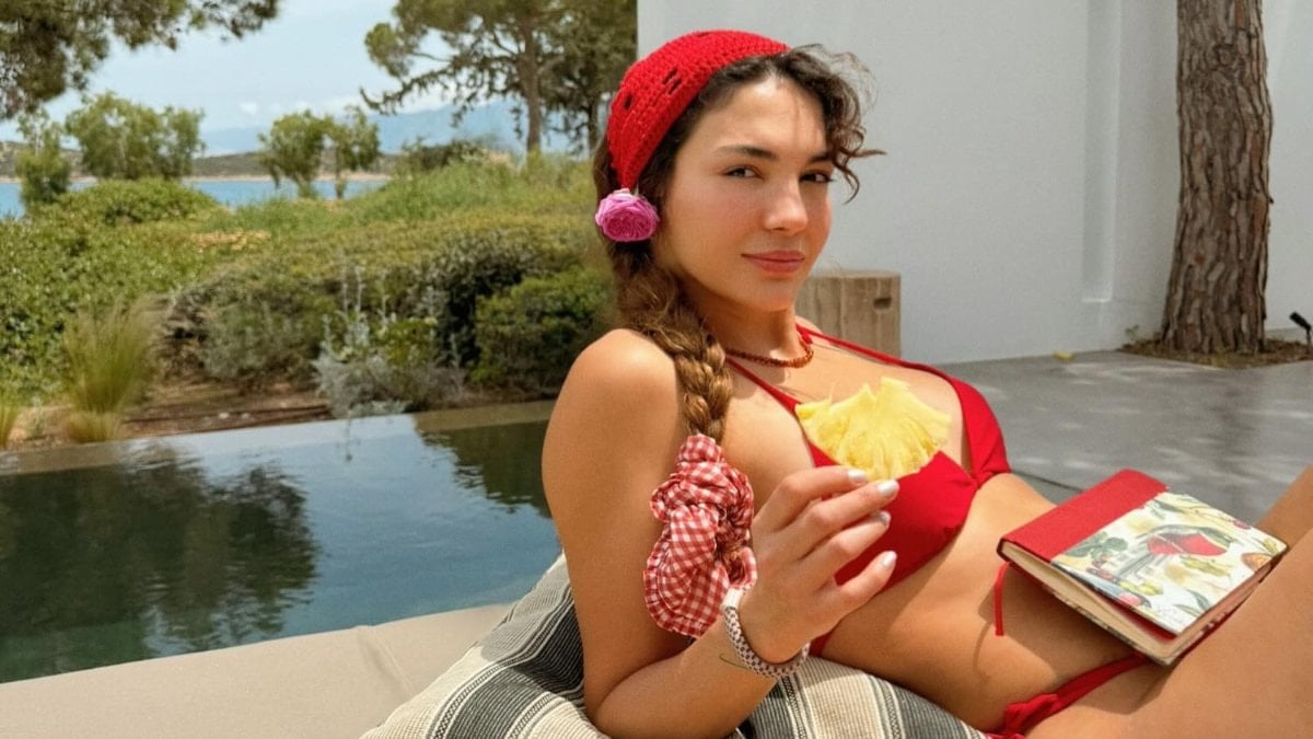 Ebru Şahin’in kırmızı bikinisiyle verdiği pozlar beğeni topladı