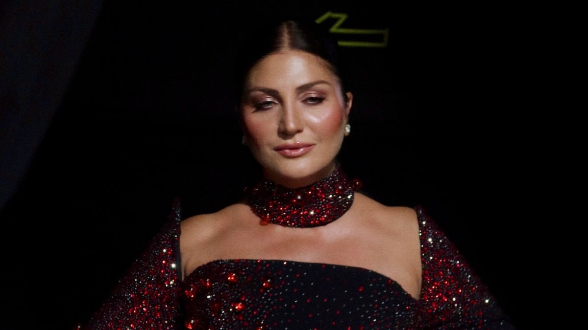Sibel Can, sahnede gözyaşlarına boğuldu