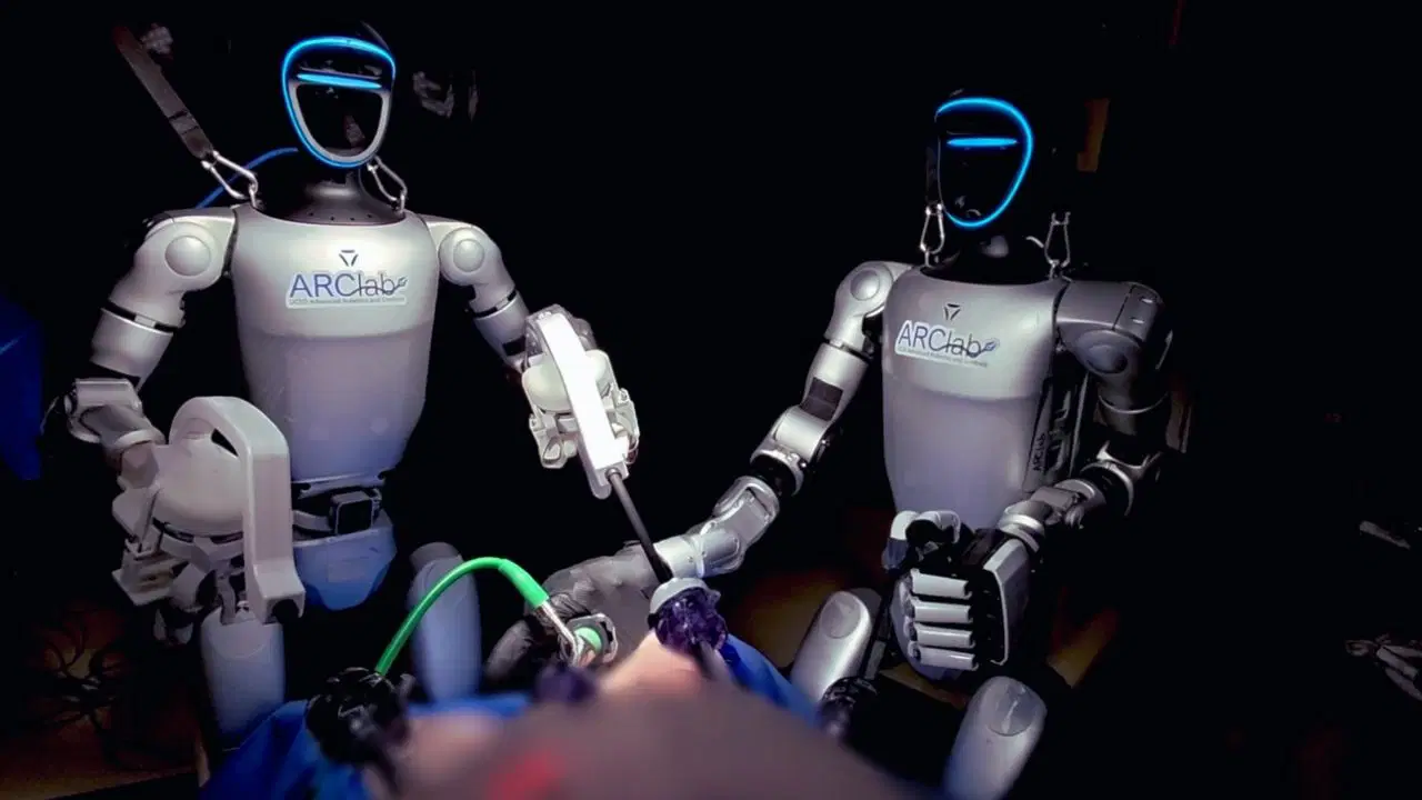 İnsansı robotlar ile canlı denekler üzerinde ameliyat yapıldı