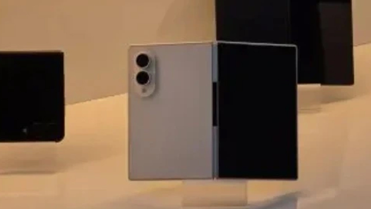 Samsung Galaxy Z serisi lansmandan önce mağazada ifşalandı