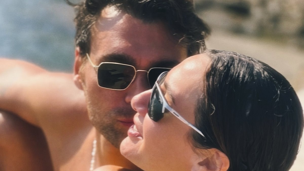 Birce Akalay ile Hakan Kurtaş’tan romantik tatil pozları