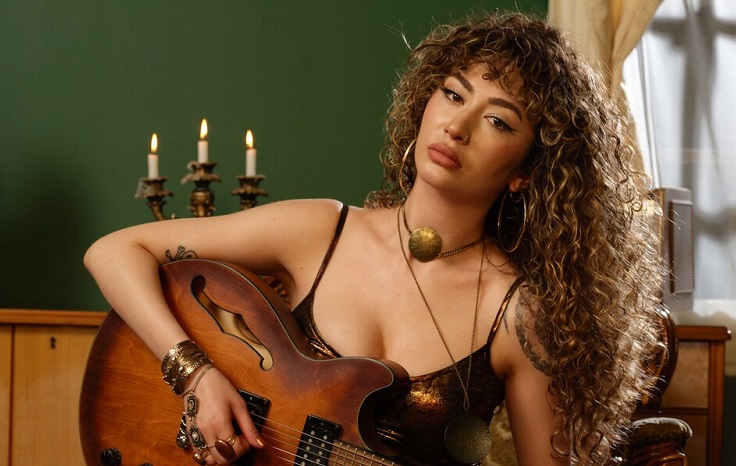Sena Şener’den yeni şarkı: “Aşkından Ölmemeli”