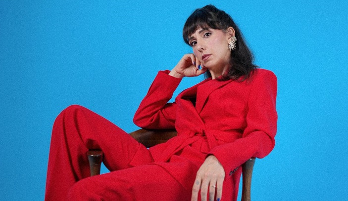 Aslı Demirer’in yeni şarkısı “Durur Bütün Dünya” listelere giriş yaptı
