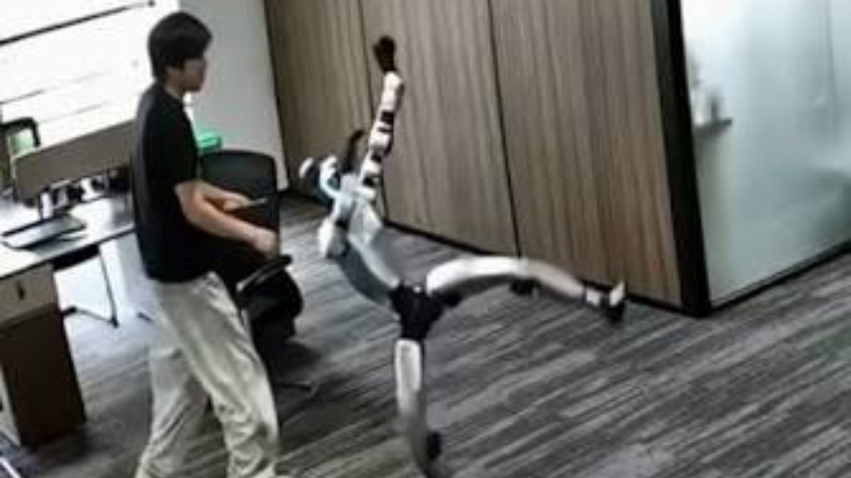Çin’de insansı robot gösterisinde şaşırtan anlar