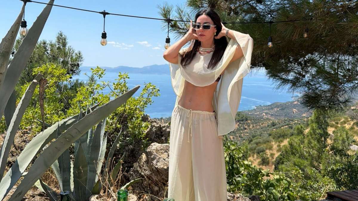Defne Samyeli’den bikini şov!