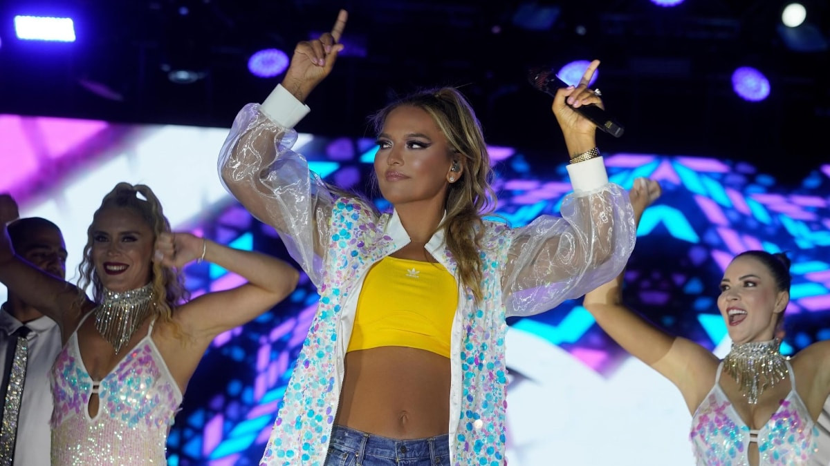 Demet Akalın’a konserinde taciz edildi