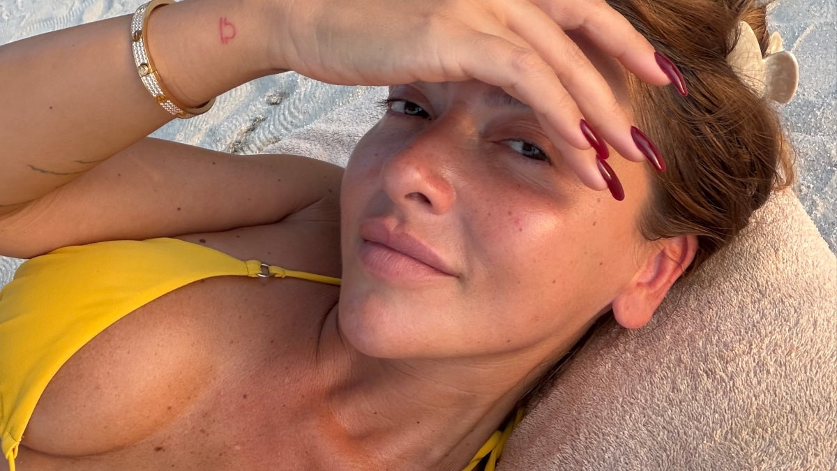 Hadise beyazlar içinde! Mikrofonla poz verdi
