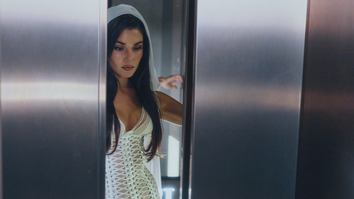 Hande Erçel davete gelin gibi katıldı!