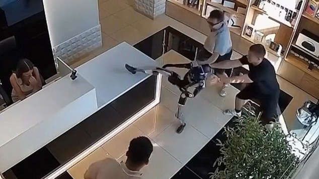 Müşteri robotu itti, robot tekme tokat saldırdı