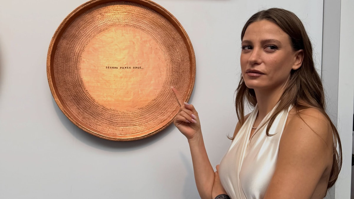 Serenay Sarıkaya’nın elbisesinin fiyatı ortaya çıktı