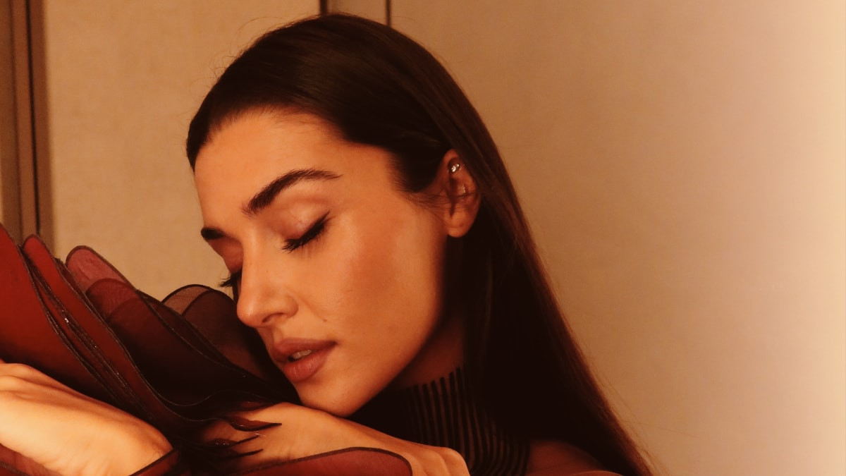 Hande Erçel bordo elbisesiyle büyüledi!